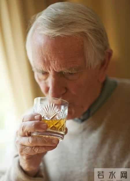 87岁刘大爷在女儿家养老，55岁女儿崩溃大哭：我造了什么孽啊