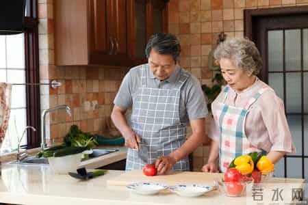 多名医生呼吁：超过68岁的老人，宁可在家做家务，也别出去干这些