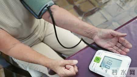 学医后才知道，高血压最危险的信号，不是头晕眼花，而是这4症状