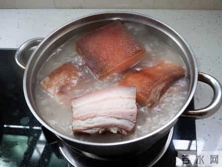 35岁男士确诊肾癌，提醒父母：冰箱久放的4种食物，及时扔掉