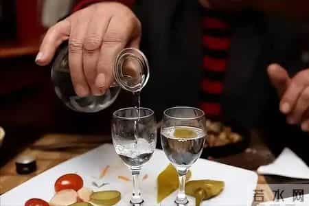 白酒再次成为关注中心！医生提醒：冠心病喝白酒时，多留意4点！