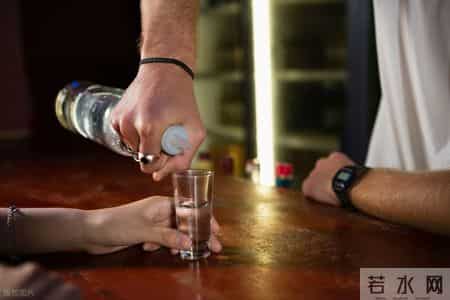 医生研究发现：每日饮酒的高血压人，多数临近60岁或有4种异样