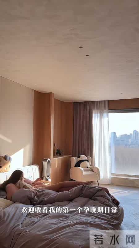 马筱梅挺大肚拍孕期写真！拆宝宝衣服好可爱，饿到吃零嘴老公不在