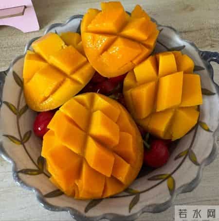 男子一口气“炫”了2斤芒果，连续4天无法正常排便，且伴有剧烈的牙龈肿痛！医生：高糖、高热量水果不能贪多