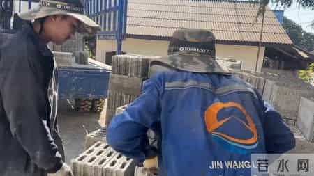 老挝小姨子介绍了一个客户，三个工人来之后正规多了！ ...