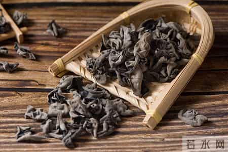 木耳是肾结石 “加速器”？建议：不想结石加重，尽量少吃 3 种食物