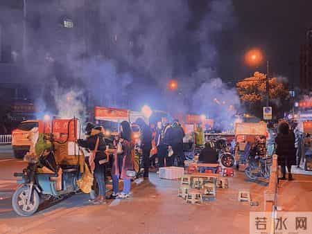 生活很重，但谁不是一边扛着生活，一边学着哄自己开心？