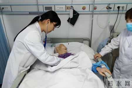 山东一66岁大妈喜欢睡前泡脚，不久脑梗去世，医生怒斥：太无知了