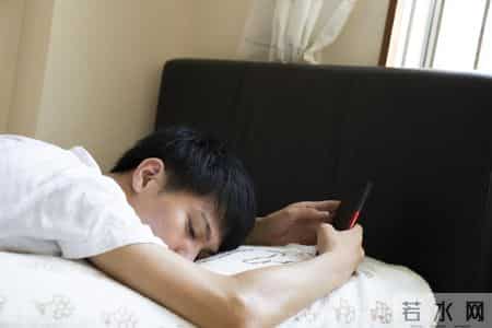 调查发现：每次睡前玩手机的人，不出几个月，睡眠或有5变化
