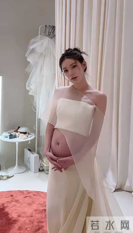 马筱梅挺大肚拍孕期写真！拆宝宝衣服好可爱，饿到吃零嘴老公不在