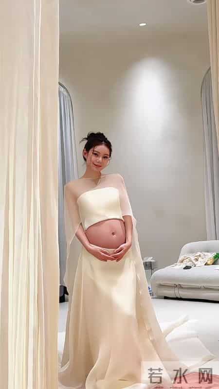 马筱梅挺大肚拍孕期写真！拆宝宝衣服好可爱，饿到吃零嘴老公不在