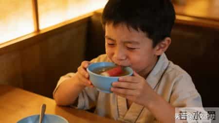 差点被孩子的“积食”整崩溃！直到老中医教我煮这一碗水