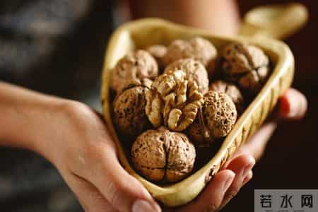62岁阿姨每天吃一把核桃，半年后去复查，医生问吃了啥？