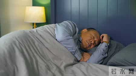 晚上十点睡觉错了？医生建议：过了55岁，睡觉要尽量做到这4点
