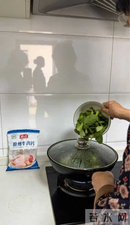 儿媳坐月子，婆婆顿顿炖白菜，丈夫一句话，全家彻底安静了