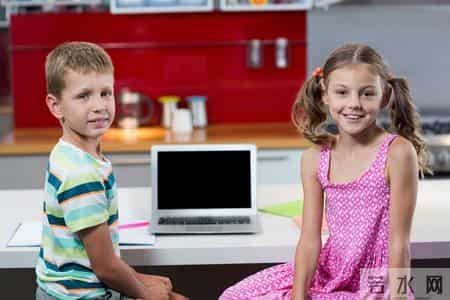 想孩子懂得分亨，要想忍受孩的自私。