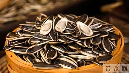 骨质疏松者的坚果食用警报！医生：这5类坚果慎食，影响骨骼健康