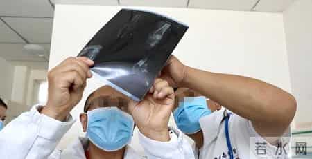 2岁宝宝发热41℃，奶奶没有立即喂退烧药，而是做了这三件事退热