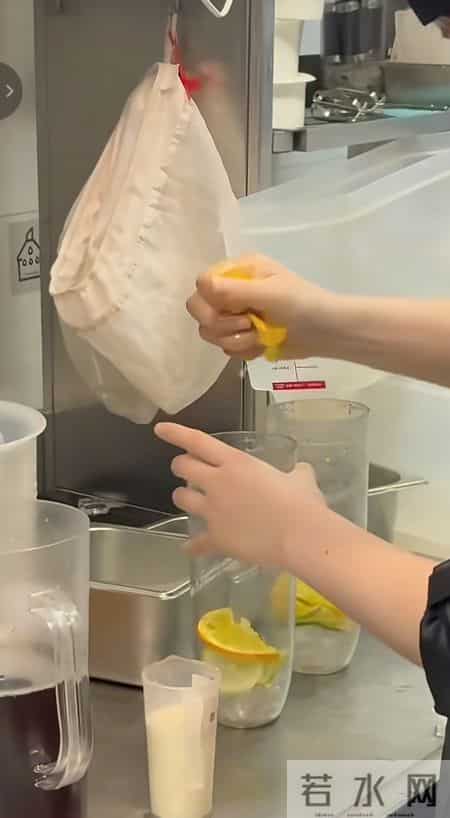 模仿“印度奶茶”后续！涉事霸王茶姬女员工被开除，长的很漂亮