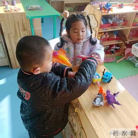 晨检娃拒穿鞋大哭？32年幼师一招“七不责”搞定！