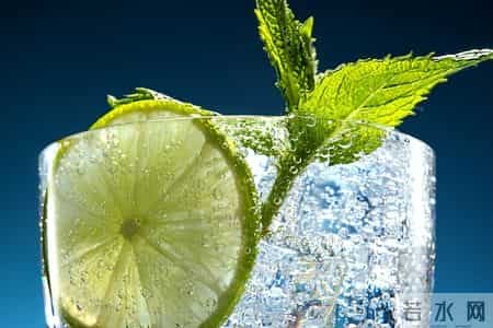 高血糖患者喝水：2种水坚决不喝，2种水要多喝，稳定血糖享健康