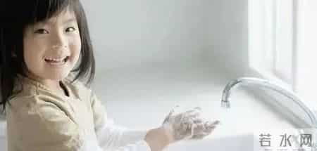 妈妈给女儿梳头发现“小米粒”，急忙带娃去检查，医生：来得及时