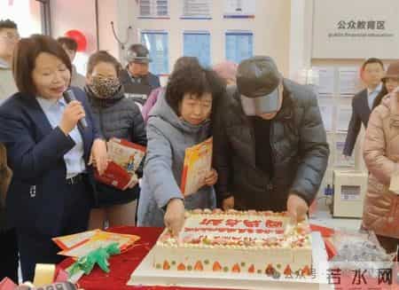 银行网点变“敬老驿站”，太暖心啦！