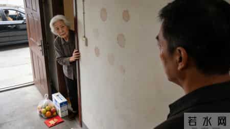 老人要的不是钱和物，是你放下手机陪他说说话