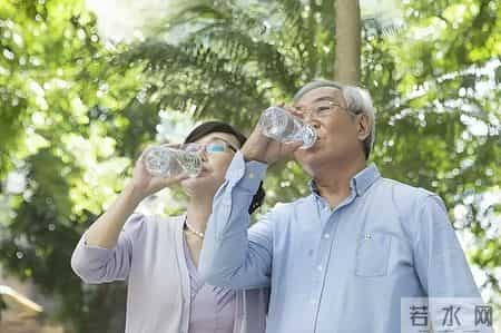 人有没有肾病，看喝水就知？医生：有肾病的人，喝水多会有8异常