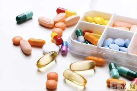 62岁老人家中突然晕倒，医生警示：坦索罗辛切勿与这5类药同服