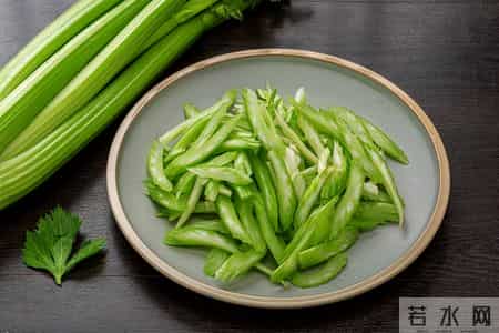 芹菜大量上市！医生再三强调：糖尿病患者吃芹菜，多注意这5点！