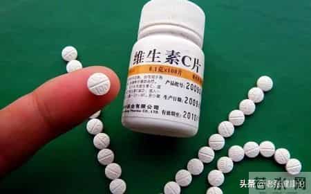 维生素千万别乱吃！吃多了可能中毒、肝损伤，尤其是2种维生素！