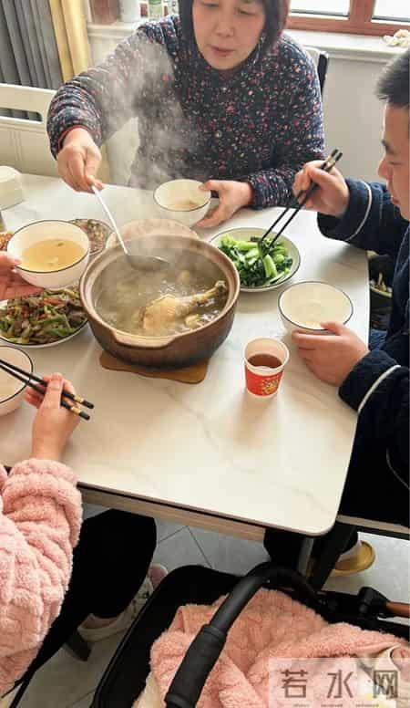 儿媳坐月子，婆婆顿顿炖白菜，丈夫一句话，全家彻底安静了