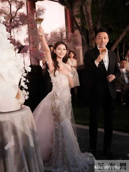 马筱梅拍孕期写真，大方露孕肚打脸喷子，肚大如箩仍貌美如花