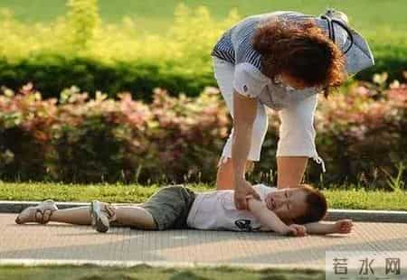 从斩杀线现象分析，孩子跌倒，父母还是应该扶