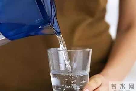 人有没有肾病，看喝水就知？医生：有肾病的人，喝水多会有5异常