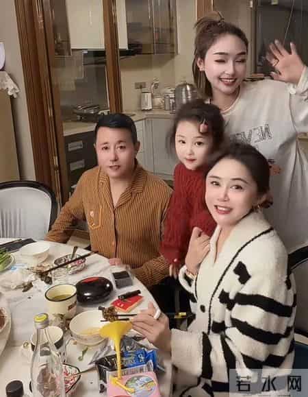 王小宝晚年幸福，历经跌宕依旧能在家中享福，为老来得子感慨万分