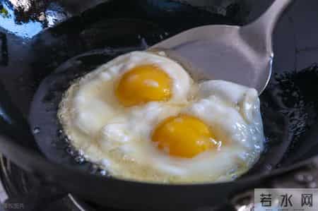 35岁男士确诊肾癌，提醒父母：冰箱久放的4种食物，及时扔掉