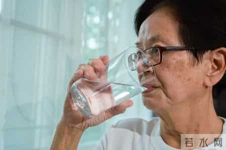 医生提醒：高血压患者长期吸烟酗酒，不到3年心脑血管或遭遇9损伤