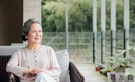 晚年的底气，除了存钱和房子，还得有这四样东西