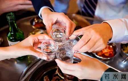 医生研究发现：每日饮酒的糖尿病人，多数临近60岁或有4种异样