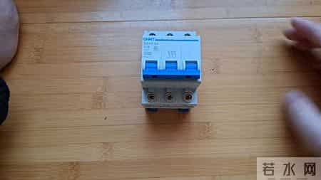 老电工送电，合上闸再拉下来再合，第三次才正式合闸，为什么