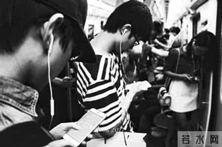 爸爸低头刷手机，孩子冲马路被撞！妈妈一句话引全网点赞