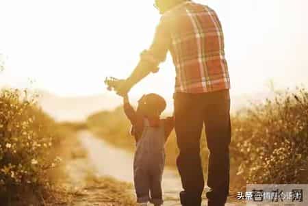 帮儿女带娃后才明白：最愚蠢的教育，就是不敢和孩子硬碰硬