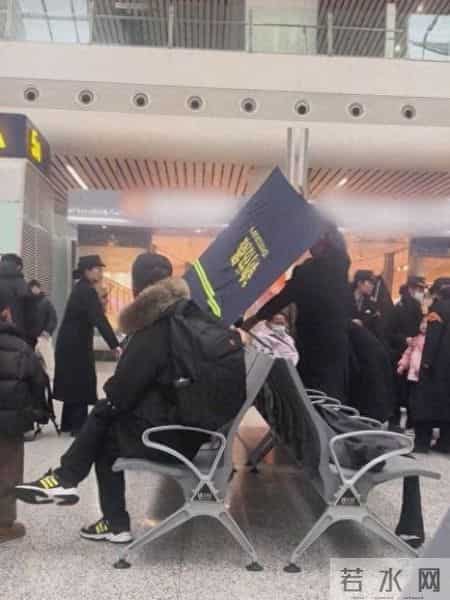 孕妇在杭州东站候车室生产？官方：其羊水流出，已被救护车接走