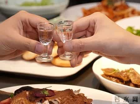 医生研究发现：天天喝酒的糖尿病人，临近60岁多数或有5种异样