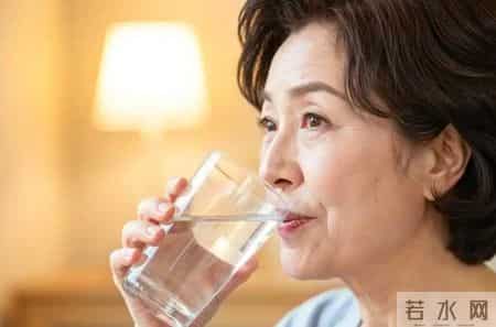 血栓和喝水有关？研究发现：越喜欢睡前喝水的老人，越容易有血栓