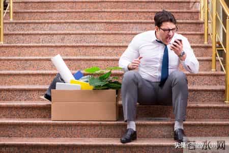 为什么中年失业后，有人越混越差，有人逆风翻盘？三个思维差异