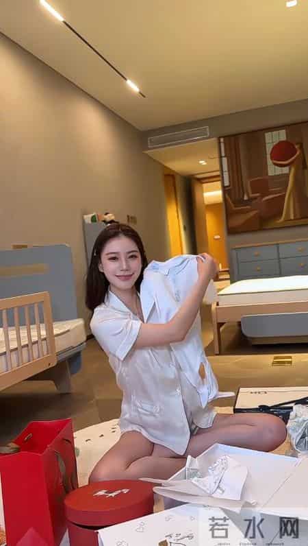 马筱梅挺大肚拍孕期写真！拆宝宝衣服好可爱，饿到吃零嘴老公不在