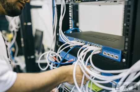 没有背景没有资源的大学生，可以考虑三个工作，收入会超过普通人